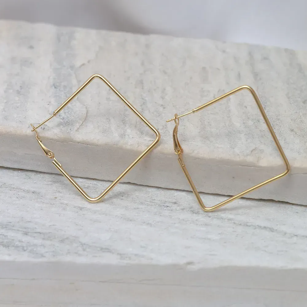 BRINCO ARGOLA P QUADRADA BANHO OURO 18K