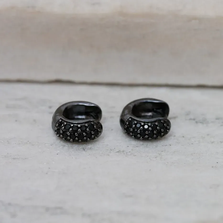 BRINCO ARGOLA PEQUENA COM ZIRCÔNIAS NEGRAS BANHO RÓDIO NEGRO