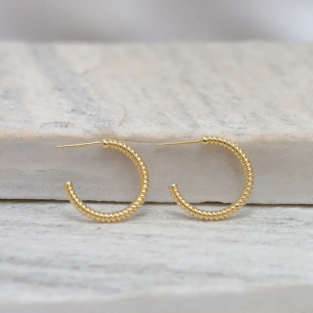BRINCO ARGOLA TORCIDA G BANHO OURO 18K