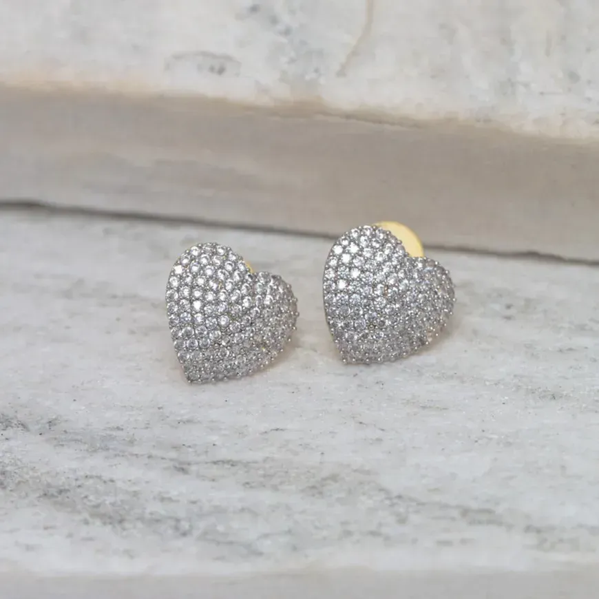 BRINCO CORAÇÃO CRAVEJADO COM ZIRCÔNIAS CRISTAIS BANHO OURO 18K