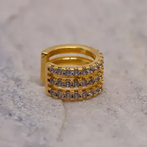 BRINCO FAKE TRÊS FILEIRAS COM ZIRCÔNIAS CRISTAIS PEQUENO BANHO OURO 18K
