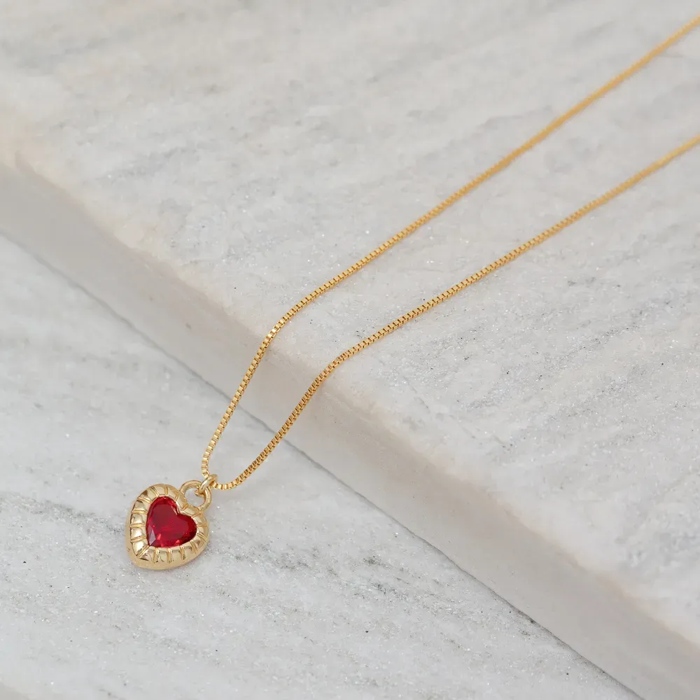 COLAR CORAÇÃO COM PEDRA VERMELHO RUBI BANHO OURO 18K