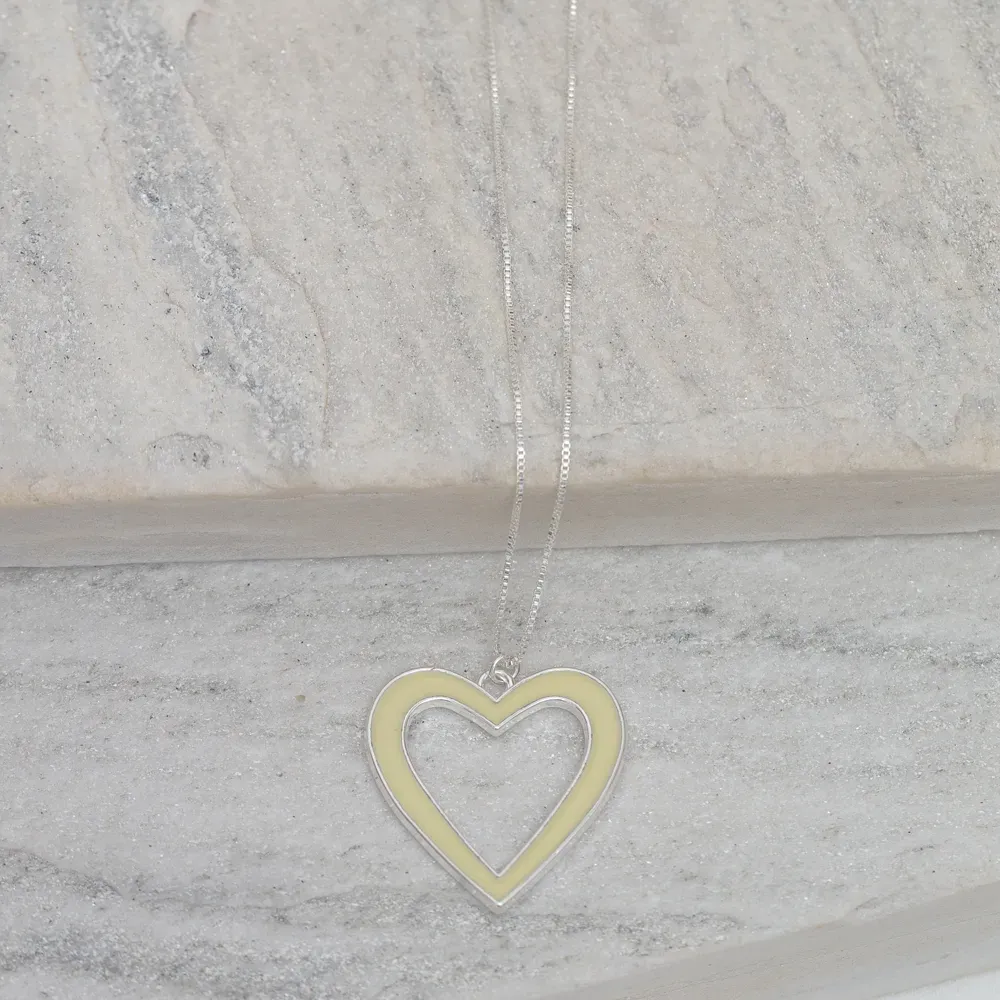 COLAR CORAÇÃO ESMALTADO COR AMARELO MANTEIGA BANHO PRATA