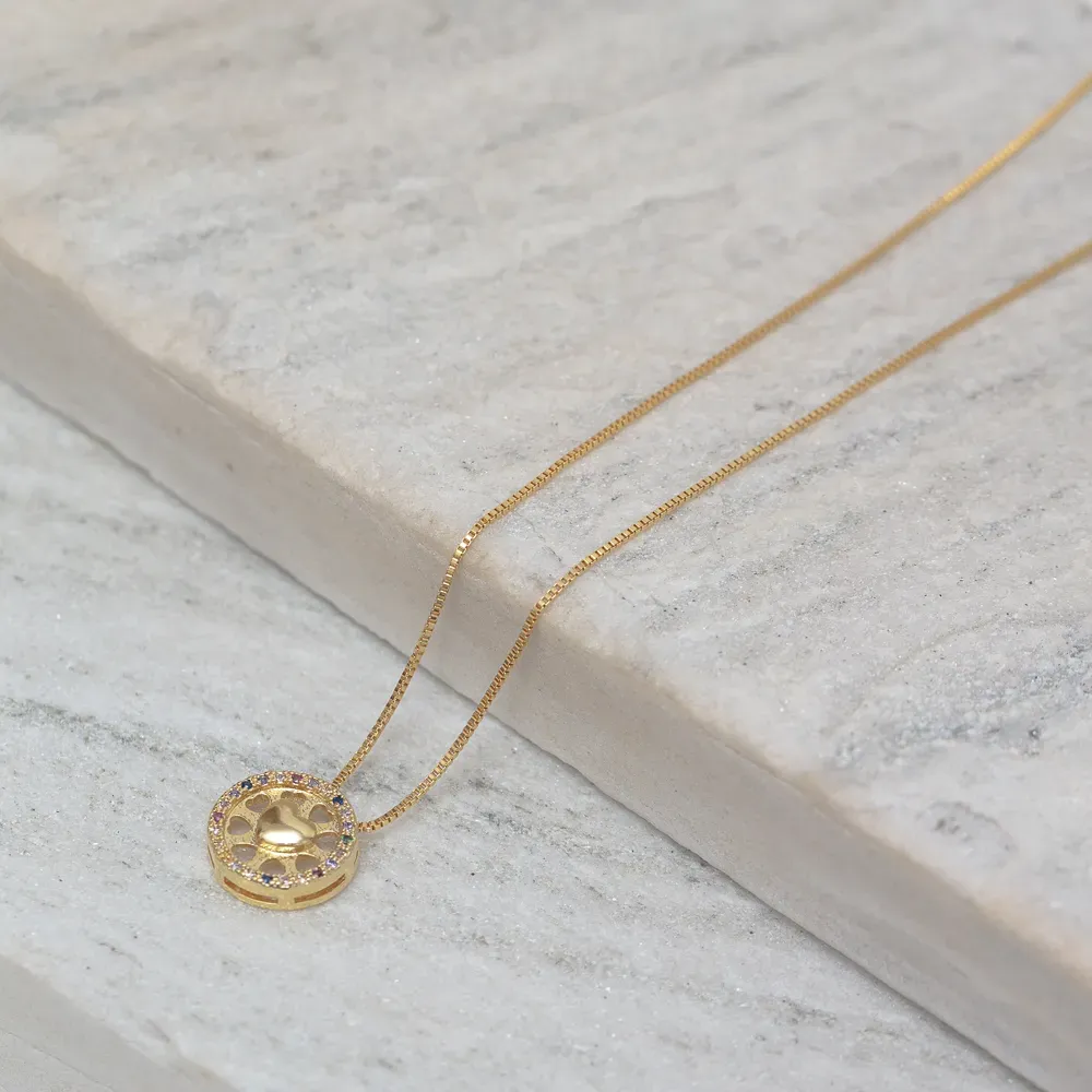 COLAR MEDALHINHA CORAÇÃO COM ZIRCÔNIAS COLORIDAS BANHO OURO 18K