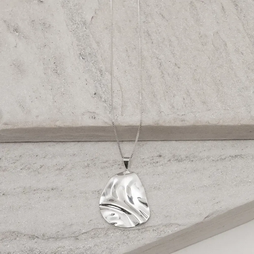 COLAR ORGÂNICO OVAL BANHO PRATA