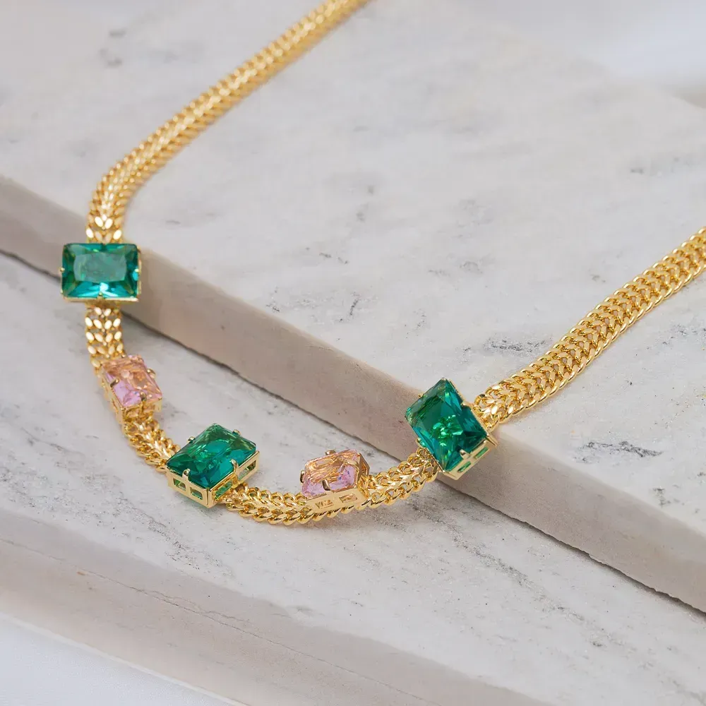 COLAR CORRENTE LACRAIA COM PEDRA VERDE E ROSA CLARO BANHO OURO 18K