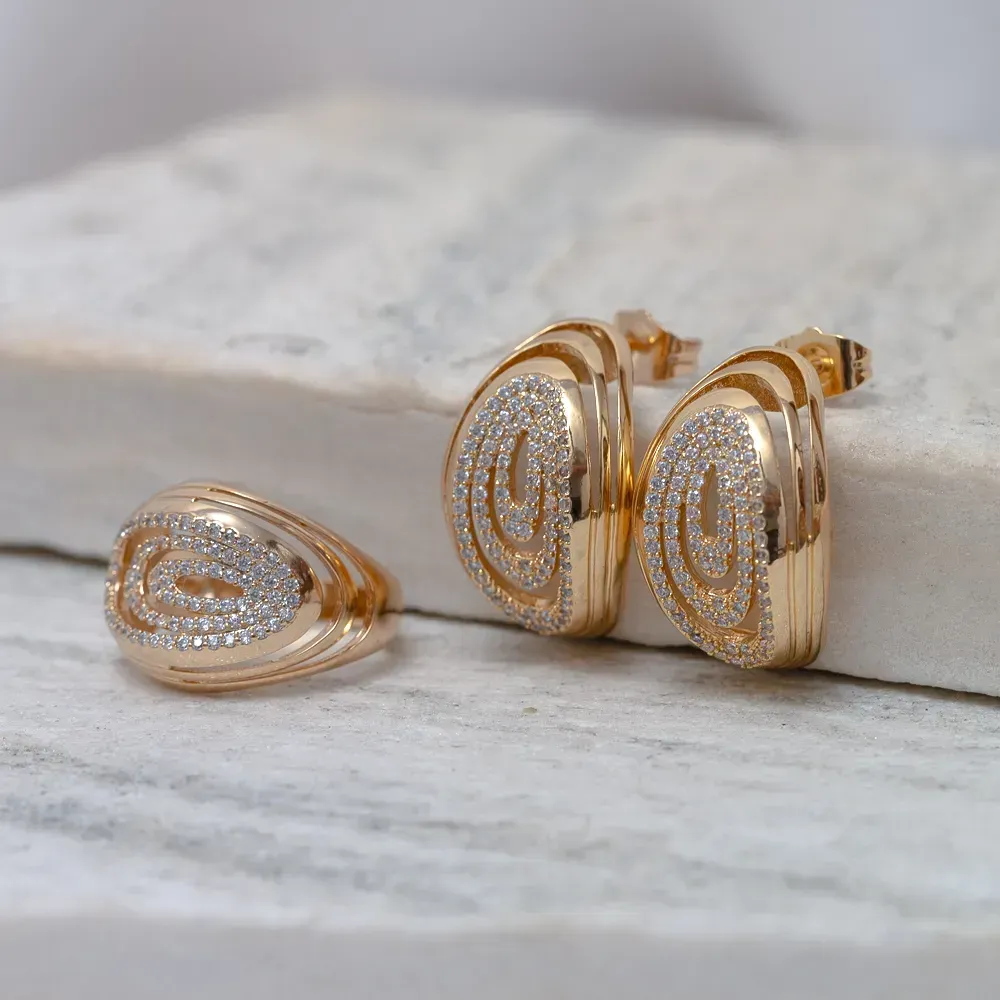 CONJUNTO ANEL E BRINCO CRAVEJADO COM ZIRCÔNIAS CRSTAIS BANHO OURO 18K