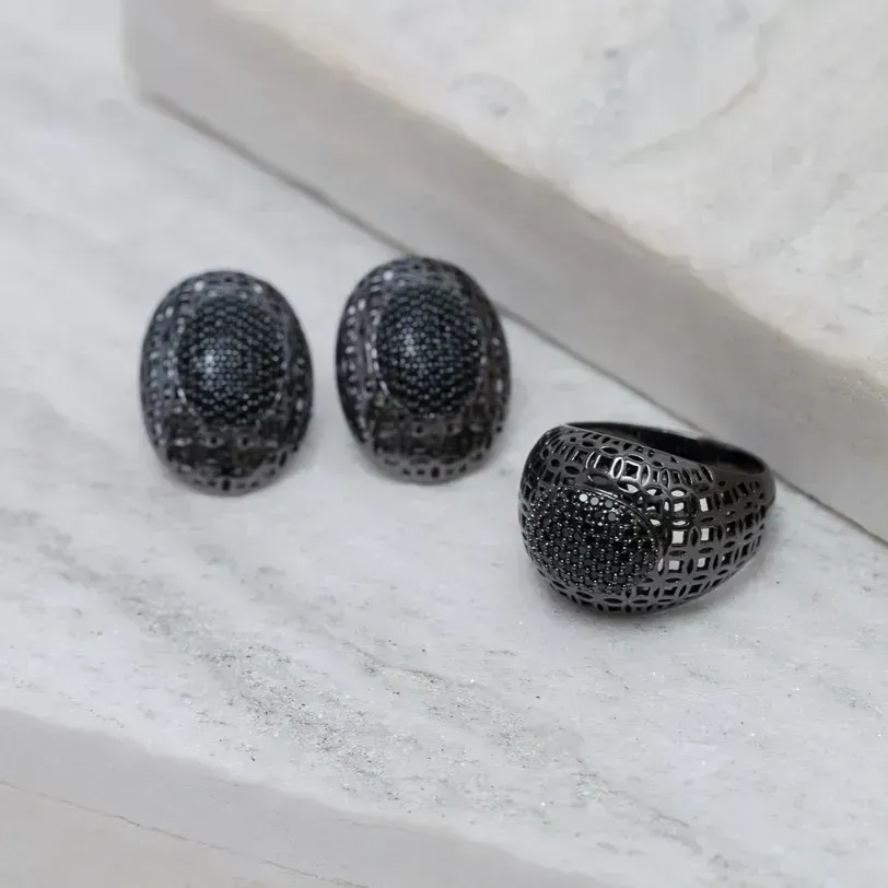 CONJUNTO ANEL E BRINCO CRAVEJADO COM ZIRCÔNIAS NEGRAS BANHO RÓDIO NEGRO