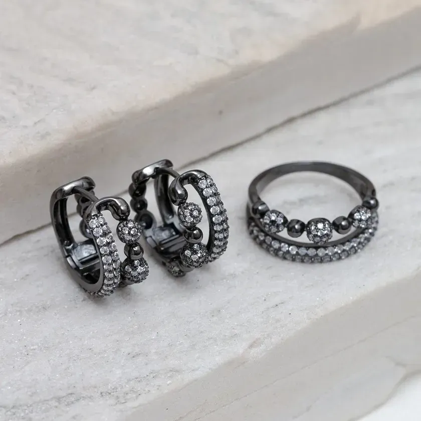 CONJUNTO ANEL E BRINCO CRAVEJADOS COM ZIRCÔNIAS CRISTAIS BANHO RÓDIO NEGRO