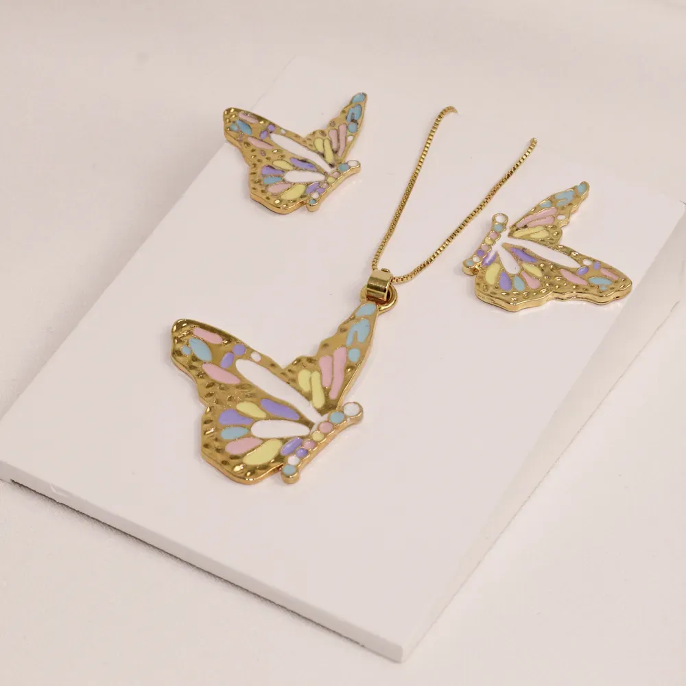 CONJUNTO BORBOLETA COLORIDA ESMALDATA G BANHO OURO 18K