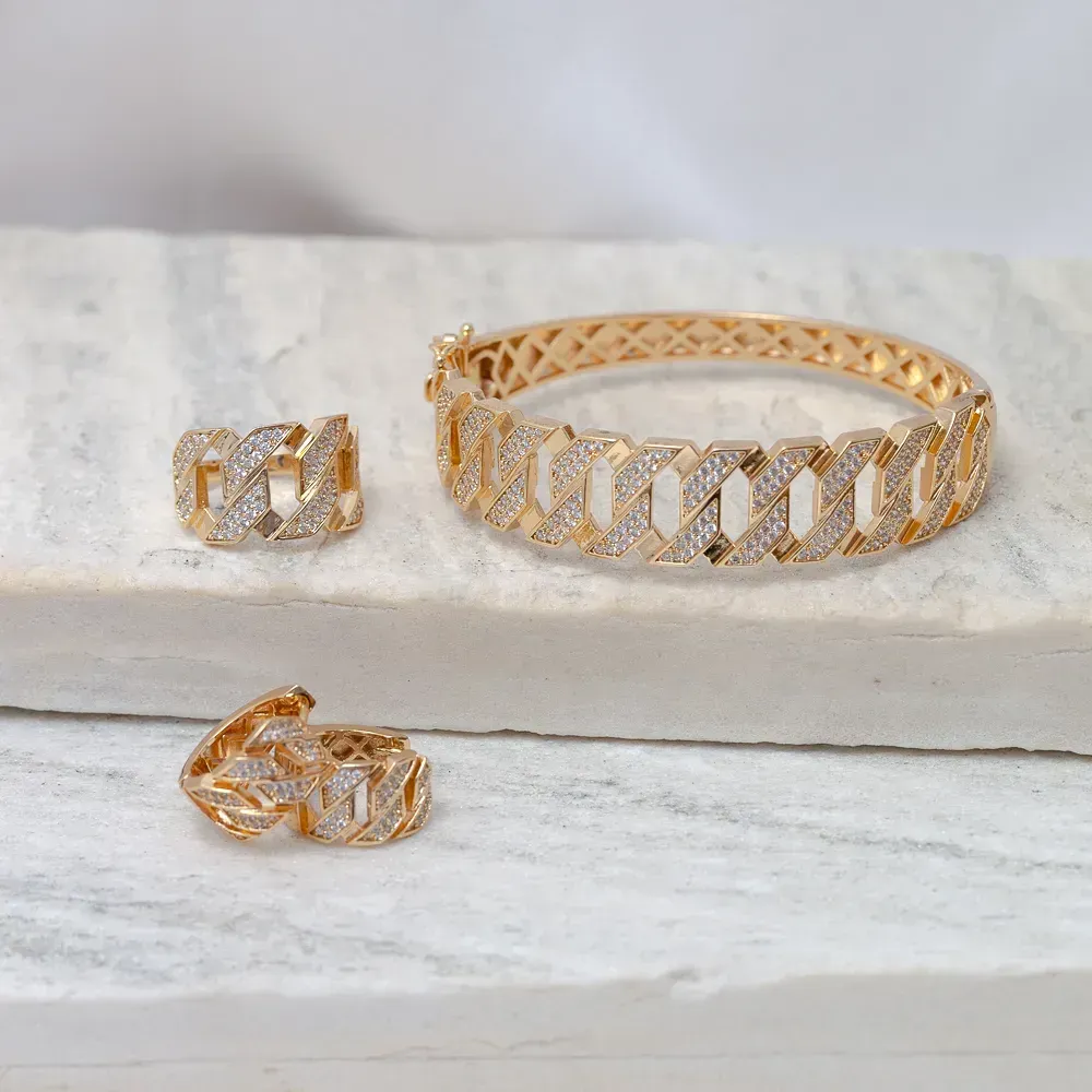 CONJUNTO BRINCO, ANEL E PULSEIRA CRAVEJADOS COM ZIRCÔNIAS BANHO OURO 18K