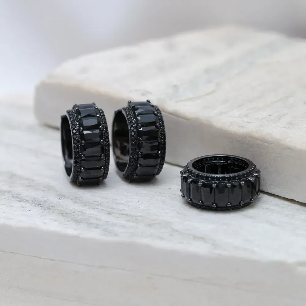 CONJUNTO BRINCO E ANEL COM ZIRCÔNIAS NEGRAS BANHO RÓDIO NEGRO