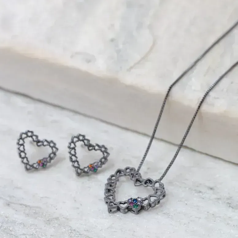 CONJUNTO CORAÇÃO COM ZIRCÔNIA COLORIDA BANHO RÓDIO NEGRO