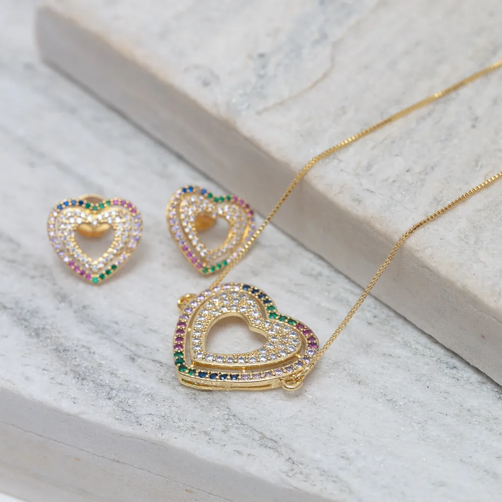 CONJUNTO CORAÇÃO CRAVEJADO COM ZIRCÔNIAS CRISTAIS E COLORIDAS BANHO OURO 18K