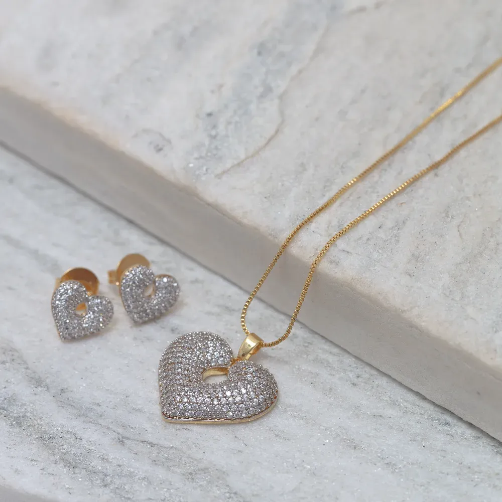 CONJUNTO CORAÇÃO CRAVEJADO COM ZIRCÔNIAS RÓDIO BRANCO BANHO OURO 18K