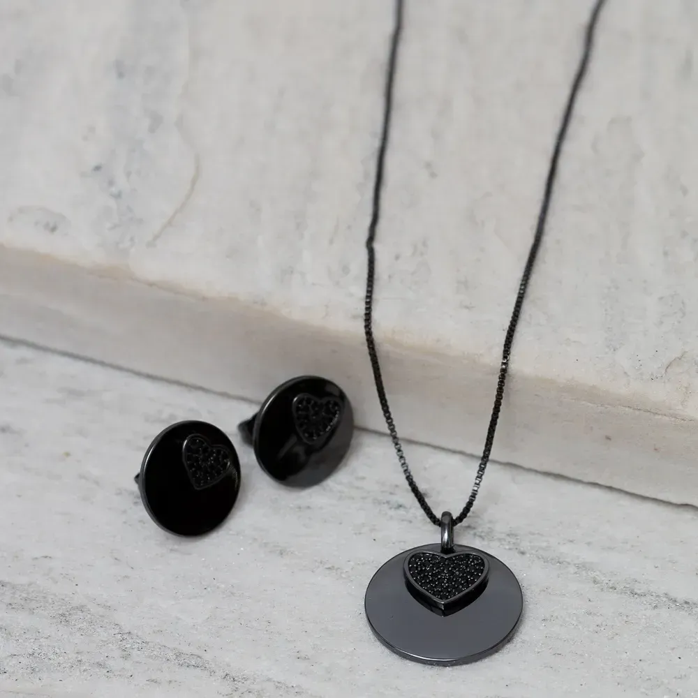 CONJUNTO CORAÇÃO CRAVEJADO COM ZIRCÔNIAS NEGRAS BANHO RÓDIO NEGRO