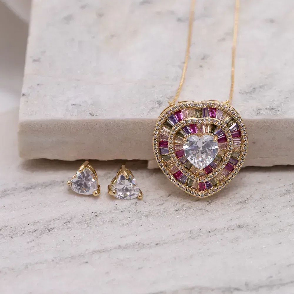 CONJUNTO CORAÇÃO GRANDE CRAVEJADO COM ZIRCÔNIAS COLORIDAS BANHO OURO 18K