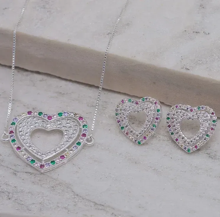 CONJUNTO CORAÇÃO COM ZIRCÔNIAS CRISTAIS E COLORIDAS BANHO PRATA