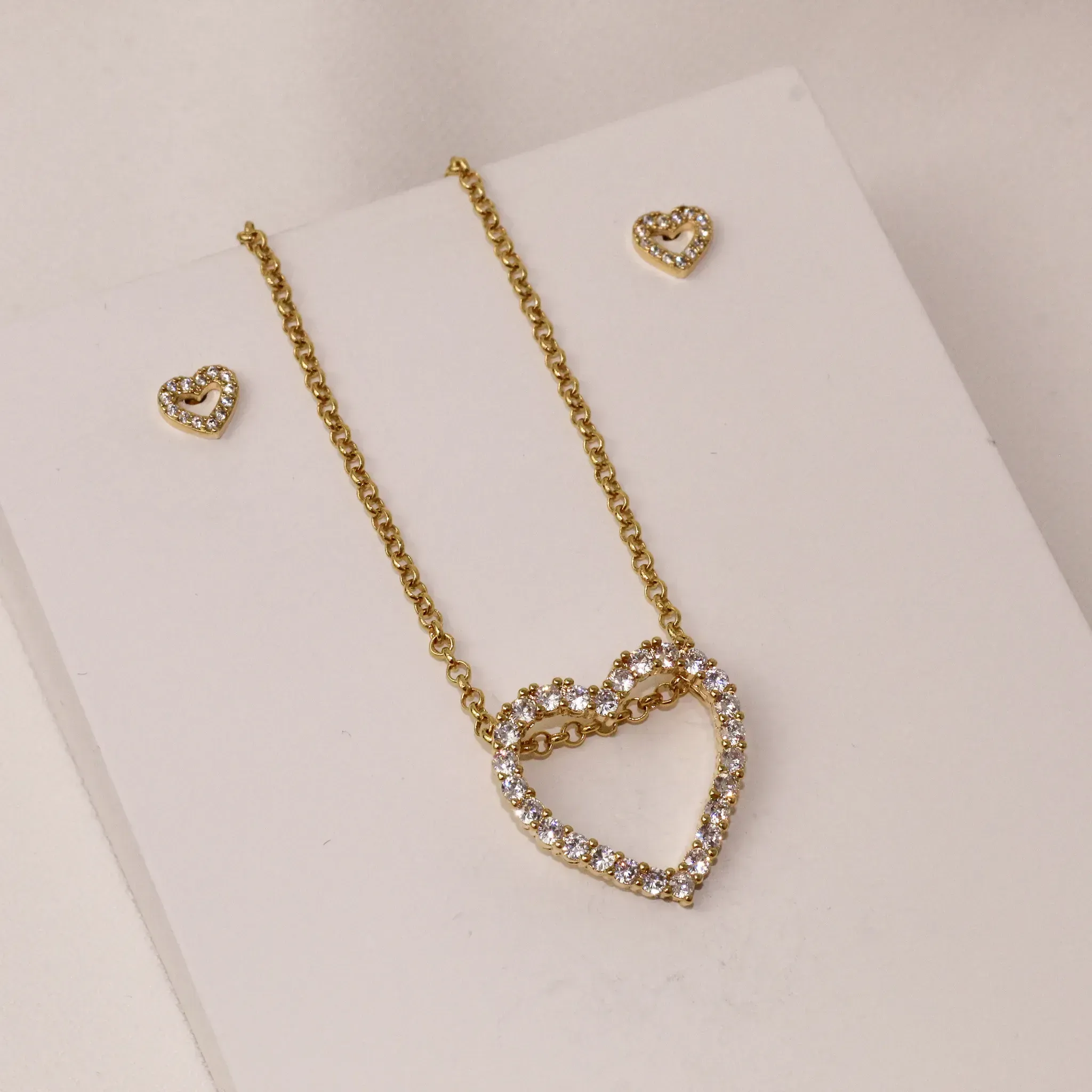 CONJUNTO CORAÇÃO COM ZIRCÔNIAS BANHO OURO 18K