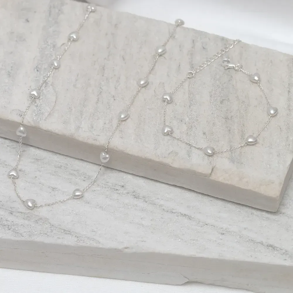 CONJUNTO CORAÇÕES DE PÉROLAS BANHO PRATA