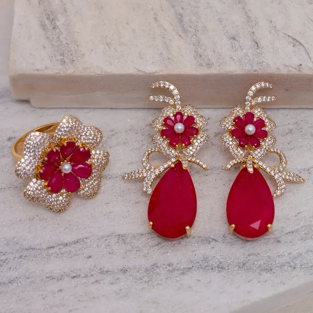 CONJUNTO FLOR COM ZIRCÔNIAS E PEDRA MARSALA BANHO OURO 18K