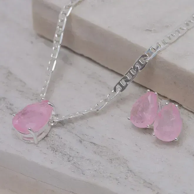 CONJUNTO GOTA PEDRA COR ROSA CLARO CORRENTE E PIASTRINE BANHO PRATA