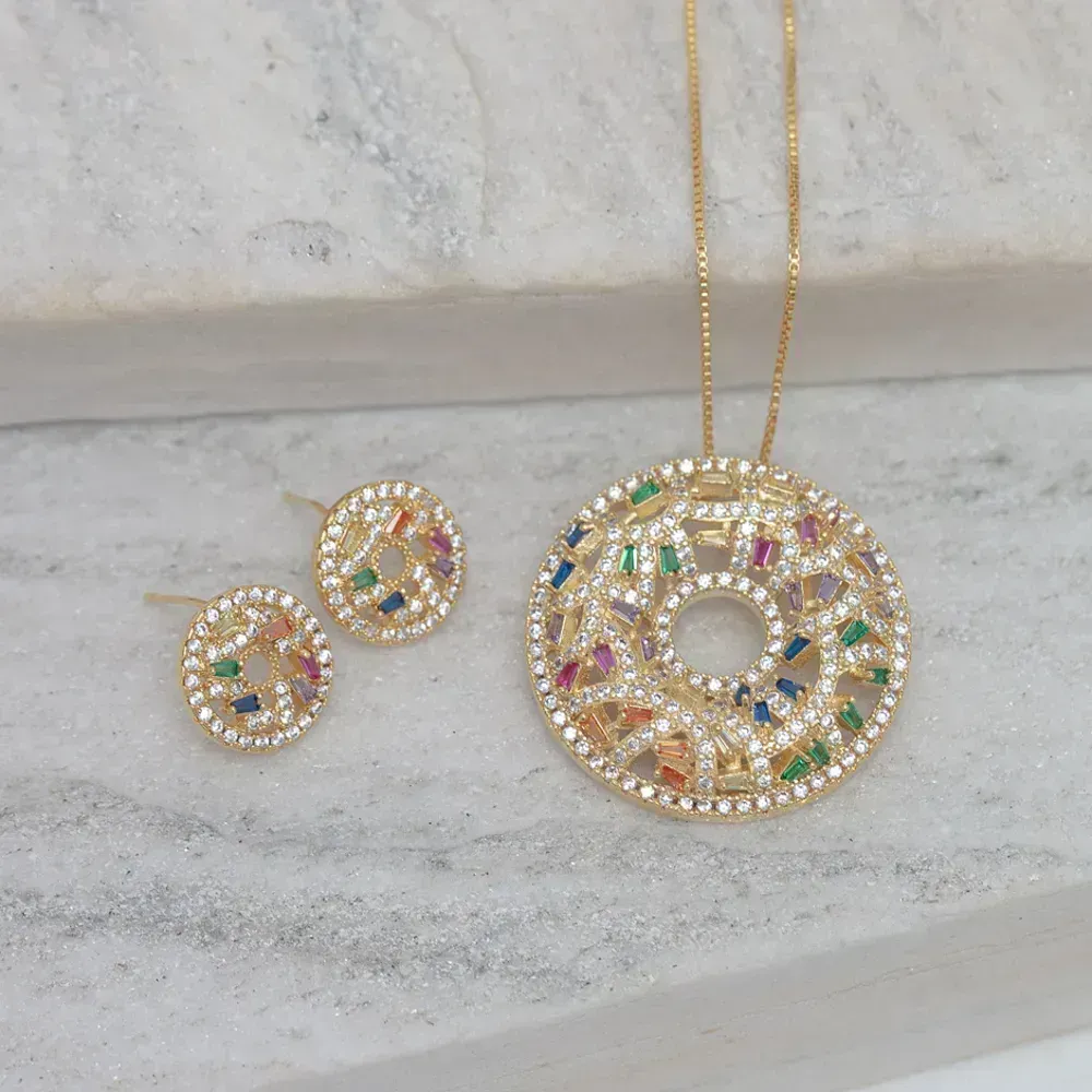CONJUNTO MANDALA CRAVEJADA COM ZIRCÔNIAS COLORIDAS BANHO OURO 18K