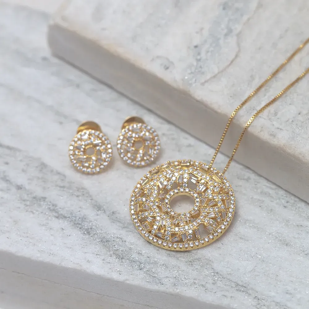 CONJUNTO MANDALA CRAVEJADA COM ZIRCÔNIAS CRISTAIS BANHO OURO 18K