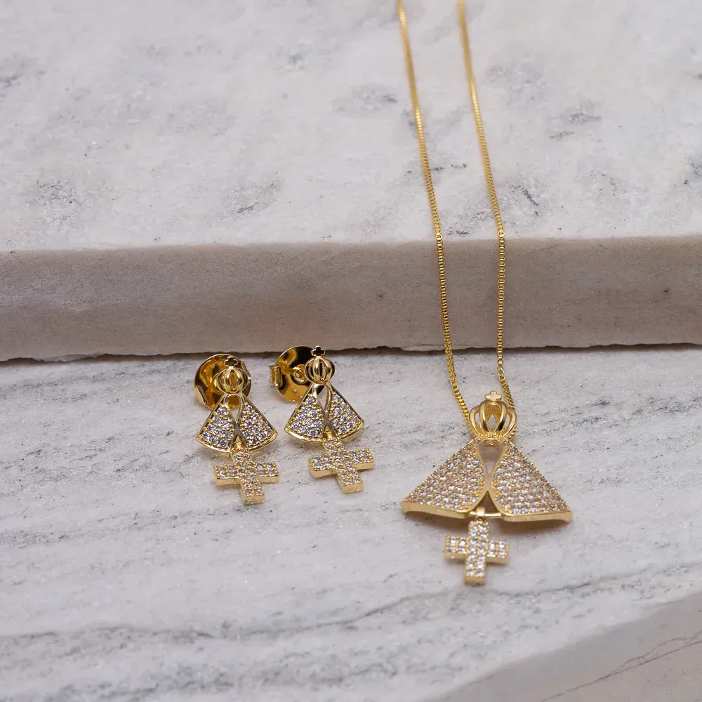 CONJUNTO NOSSA SENHORA CRUZ COM ZIRCÔNIAS  CRISTAIS BANHO OURO 18K