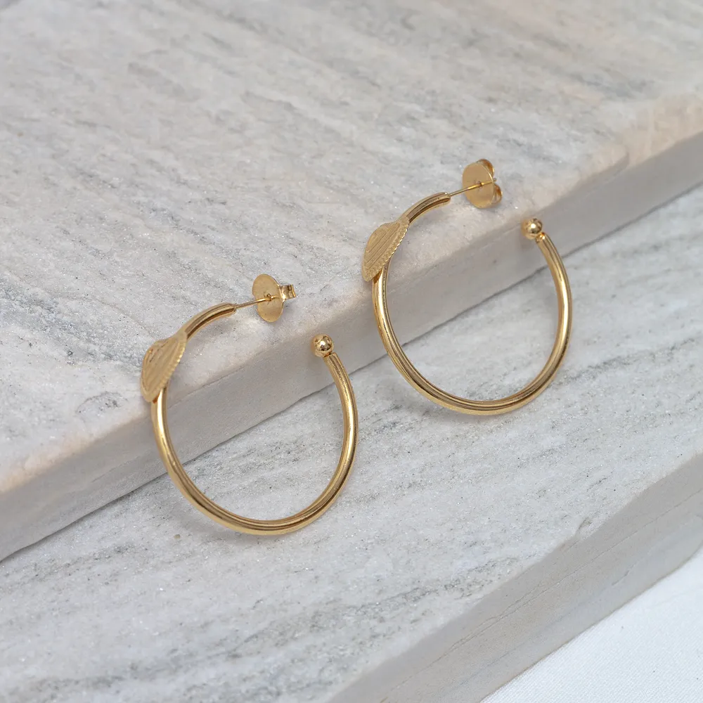 BRINCO ARGOLA LISA COM CORAÇÃO BANHO OURO 18K