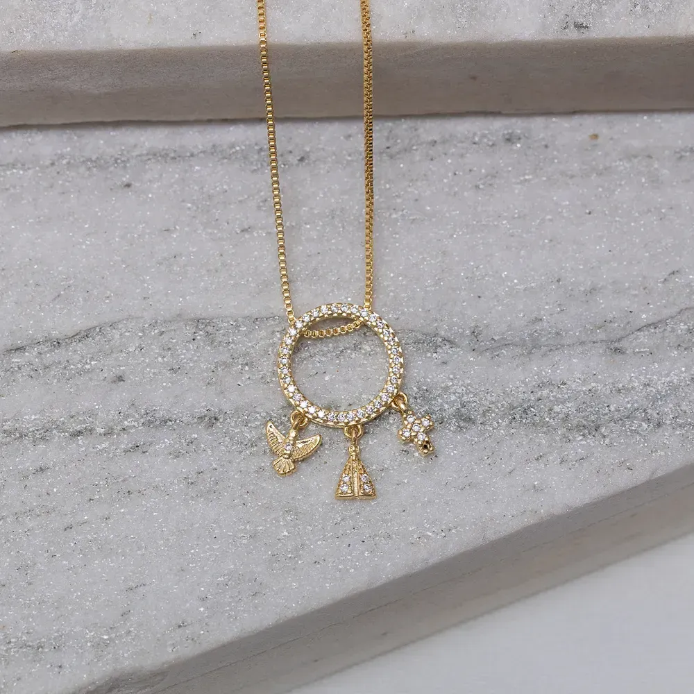 COLAR COM PINGENTES NOSSA SENHORA, ESPÍRITO SANTO E CRUZ BANHO OURO 18K