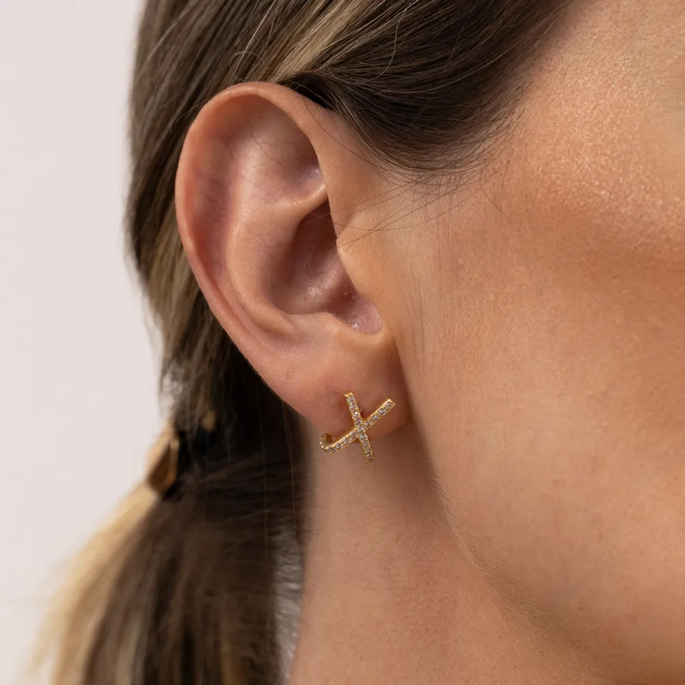 BRINCO X CRAVEJADO COM ZIRCÔNIAS BANHO OURO18K
