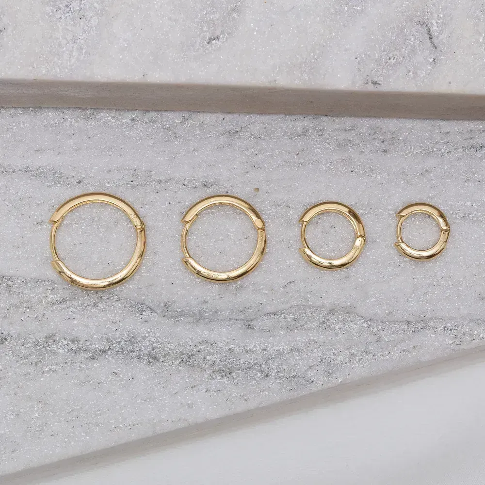 BRINCO ARGOLA LISA PP BANHO OURO 18K