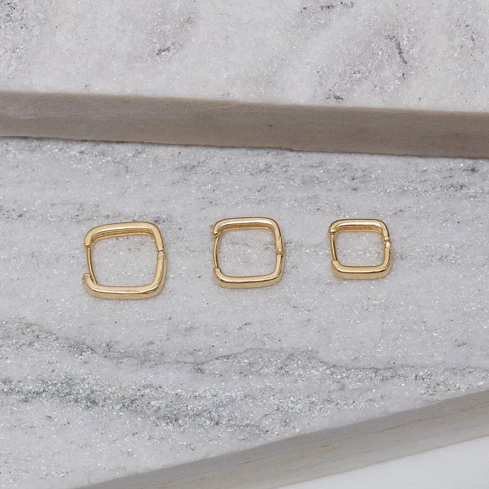 BRINCO ARGOLA QUADRADA LISA M BANHO OURO 18K