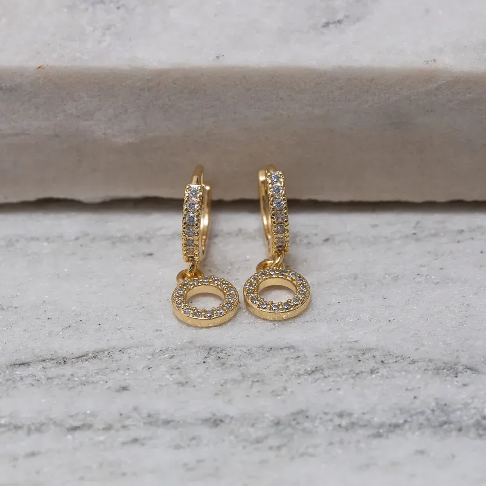 BRINCO ARGOLINHA PINGENTE REDONDO COM ZIRCÔNIA BANHO OURO 18K