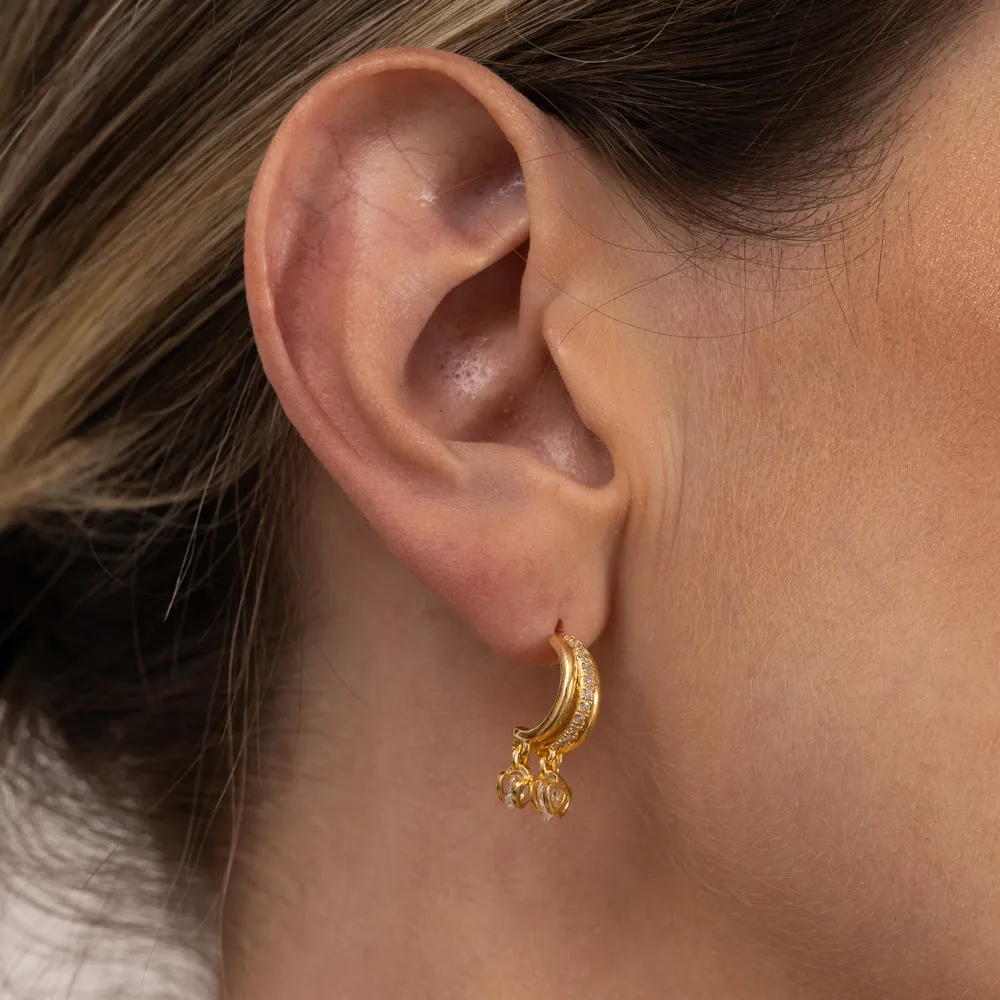 BRINCO ARGOLA COM PINGENTES DE CORAÇÃO BANHO OURO 18K