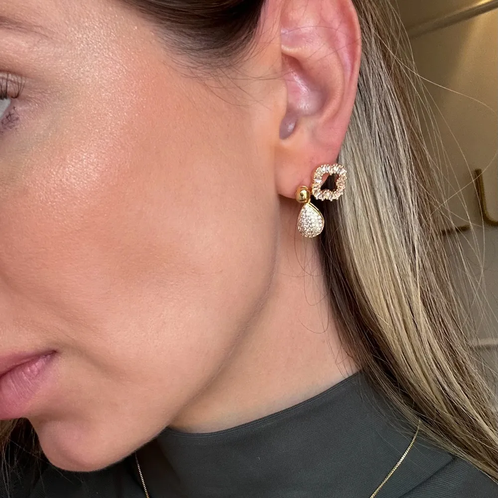 BRINCO GOTA CRAVEJADA COM ZIRCÔNIA BANHO OURO 18K