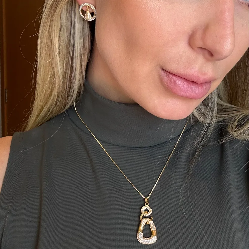 BRINCO NOSSA SENHORA CRAVEJADO COM ZIRCÔNIAS BANHO OURO 18K
