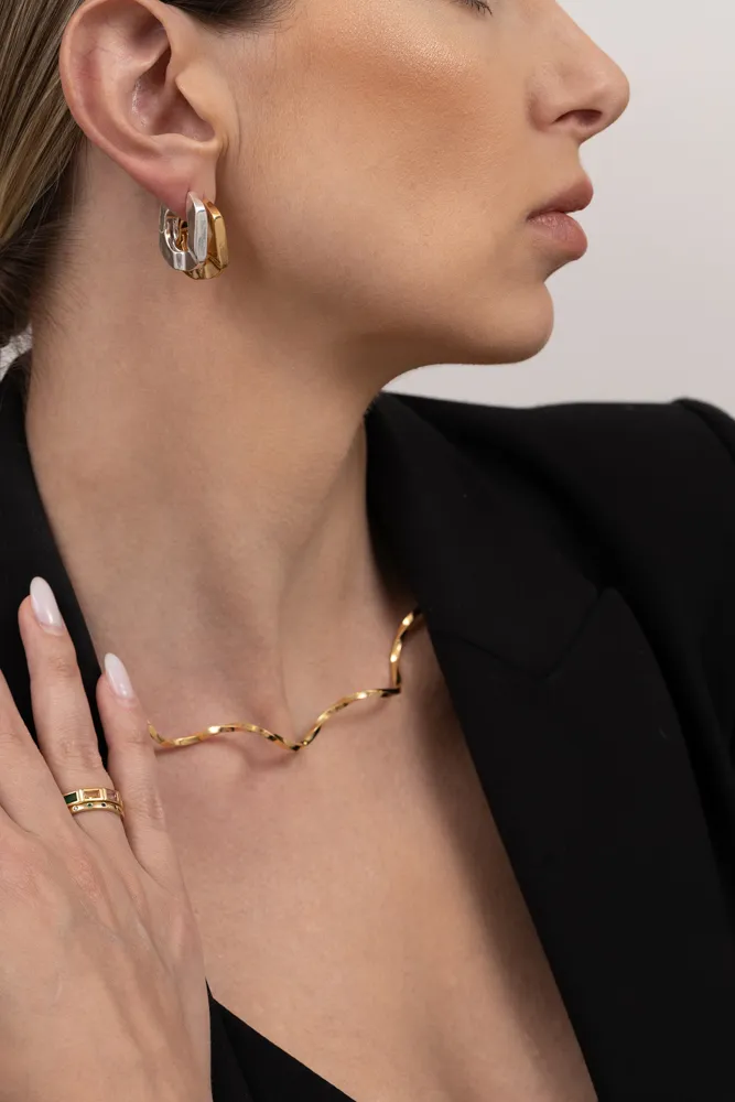 BRINCO ARGOLA RETANGULAR ORGÂNICA BANHO OURO 18K