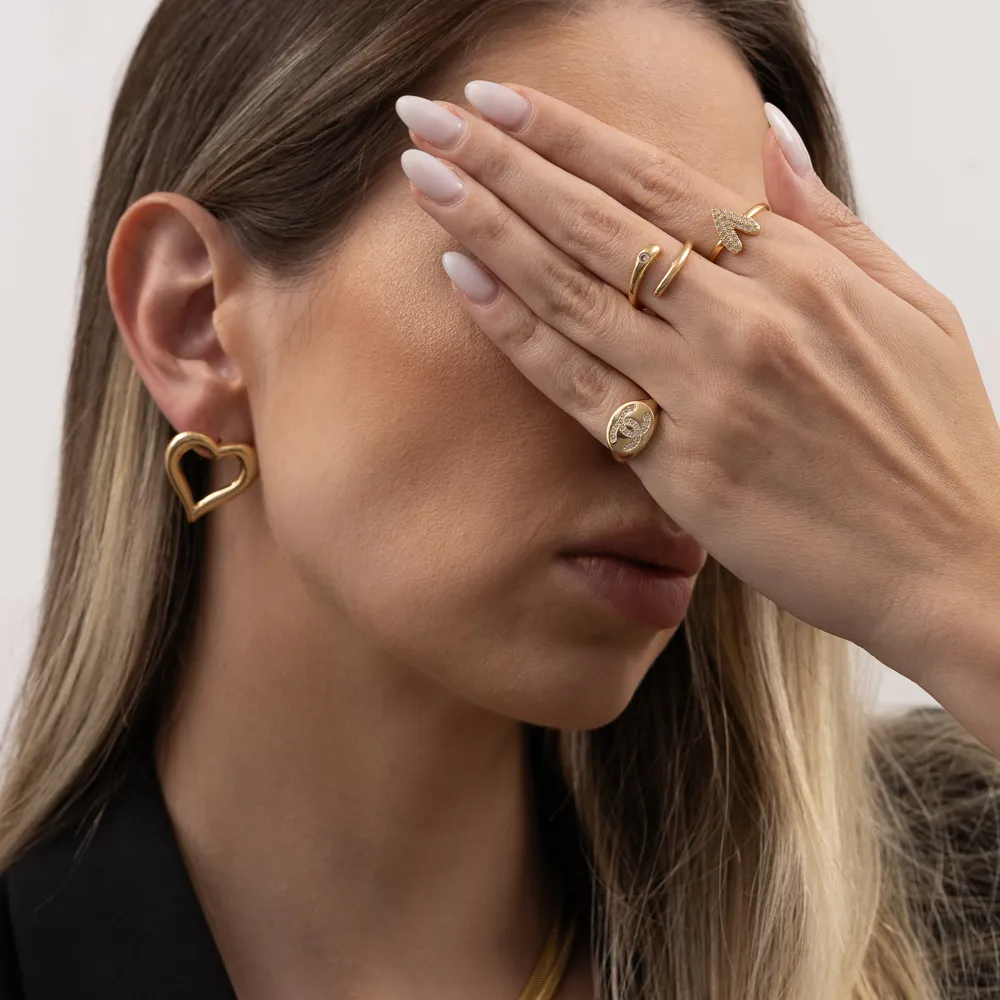 BRINCO CORAÇÃO LISO VAZADO BANHO OURO18K