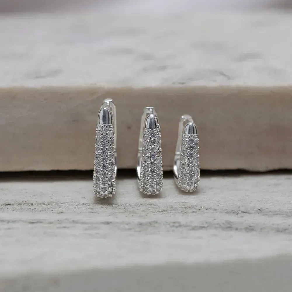 BRINCO ARGOLA QUADRADA M COM ZIRCÔNIA BANHO PRATA