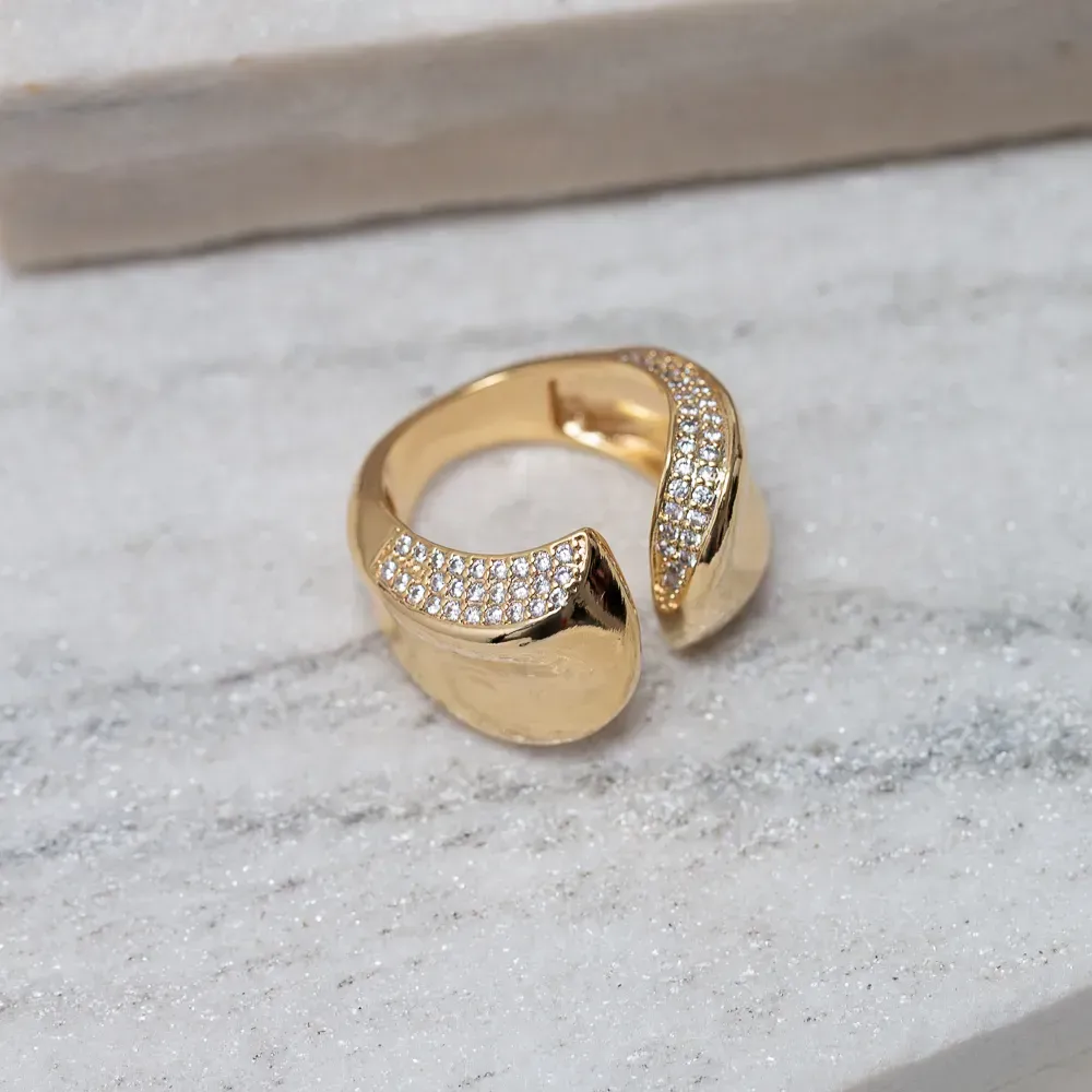 ANEL GRANDE ABERTO COM ZIRCÔNIAS BANHO OURO 18K