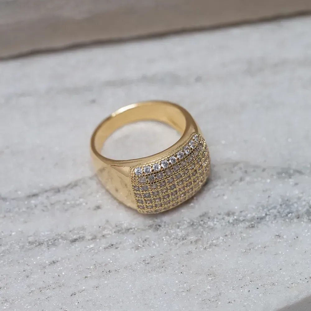 ANEL GRANDE CRAVEJADO COM ZIRCÔNIAS BANHO OURO 18K