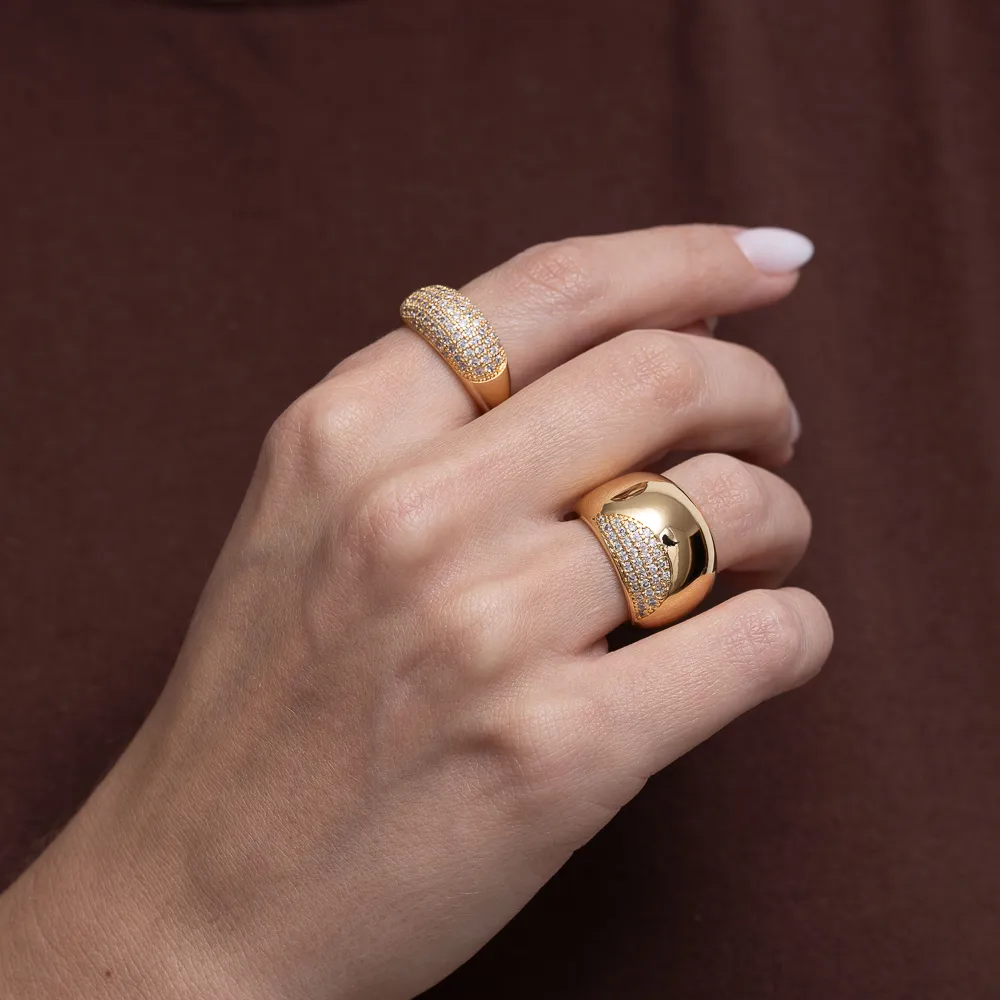 ANEL GRANDE LISO E COM ZIRCÔNIAS BANHO OURO 18K