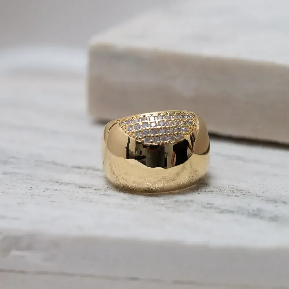 ANEL GRANDE LISO E COM ZIRCÔNIAS BANHO OURO 18K