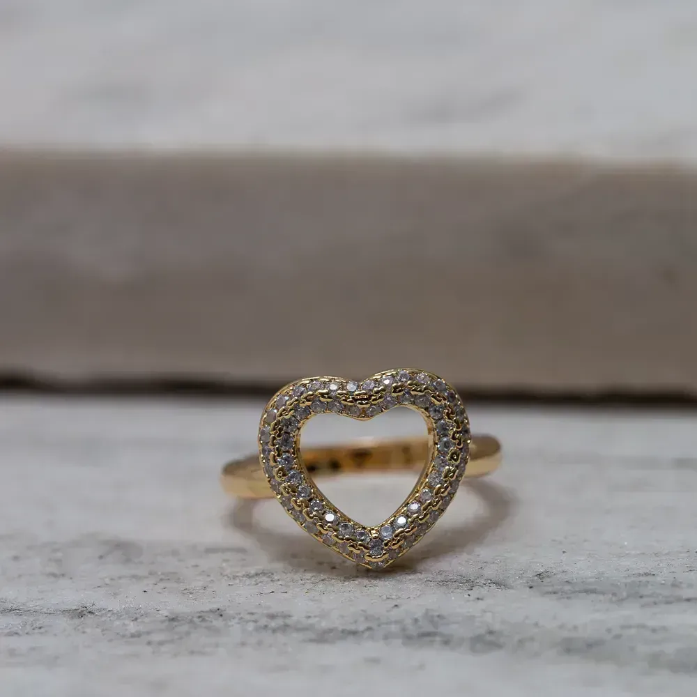 ANEL CORAÇÃO PUFFER VAZADO CRAVEJADO BANHO OURO 18K