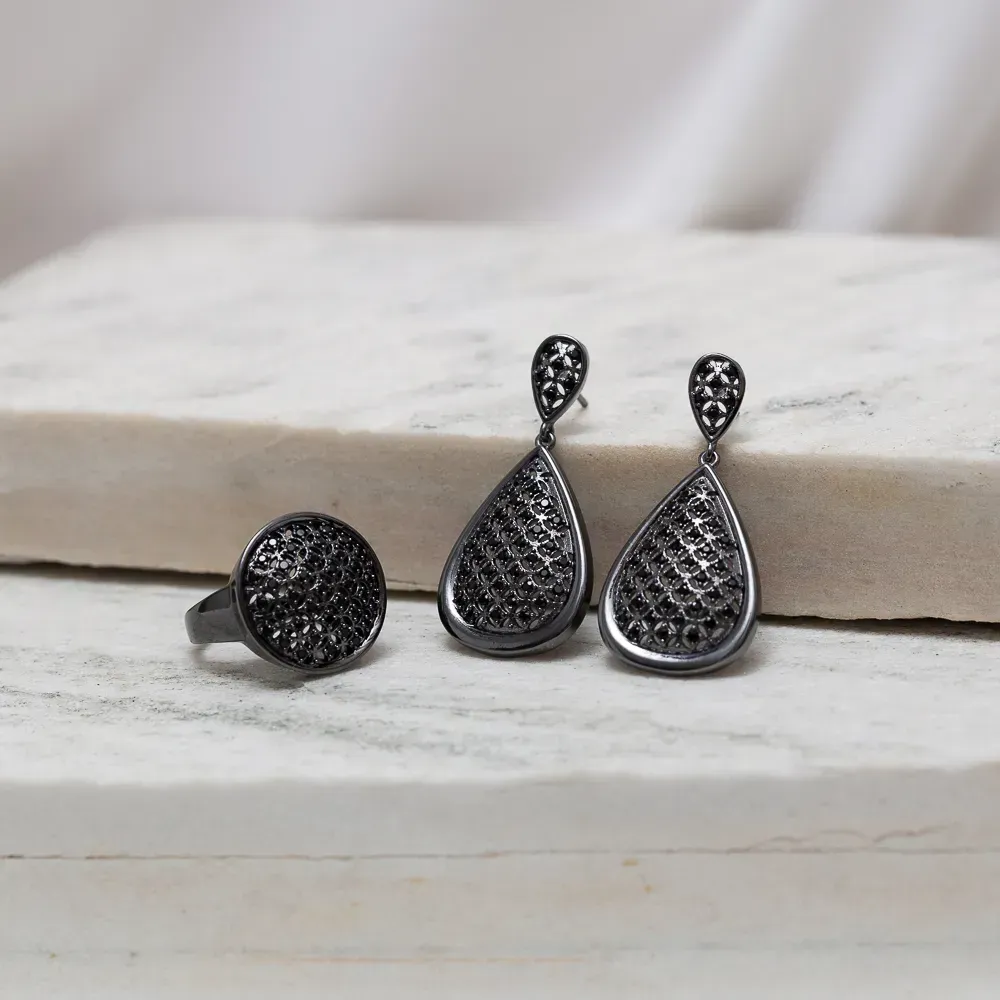 CONJUNTO BRINCO E ANEL COM ZIRCÔNIAS NEGRAS  BANHO RÓDIO NEGRO