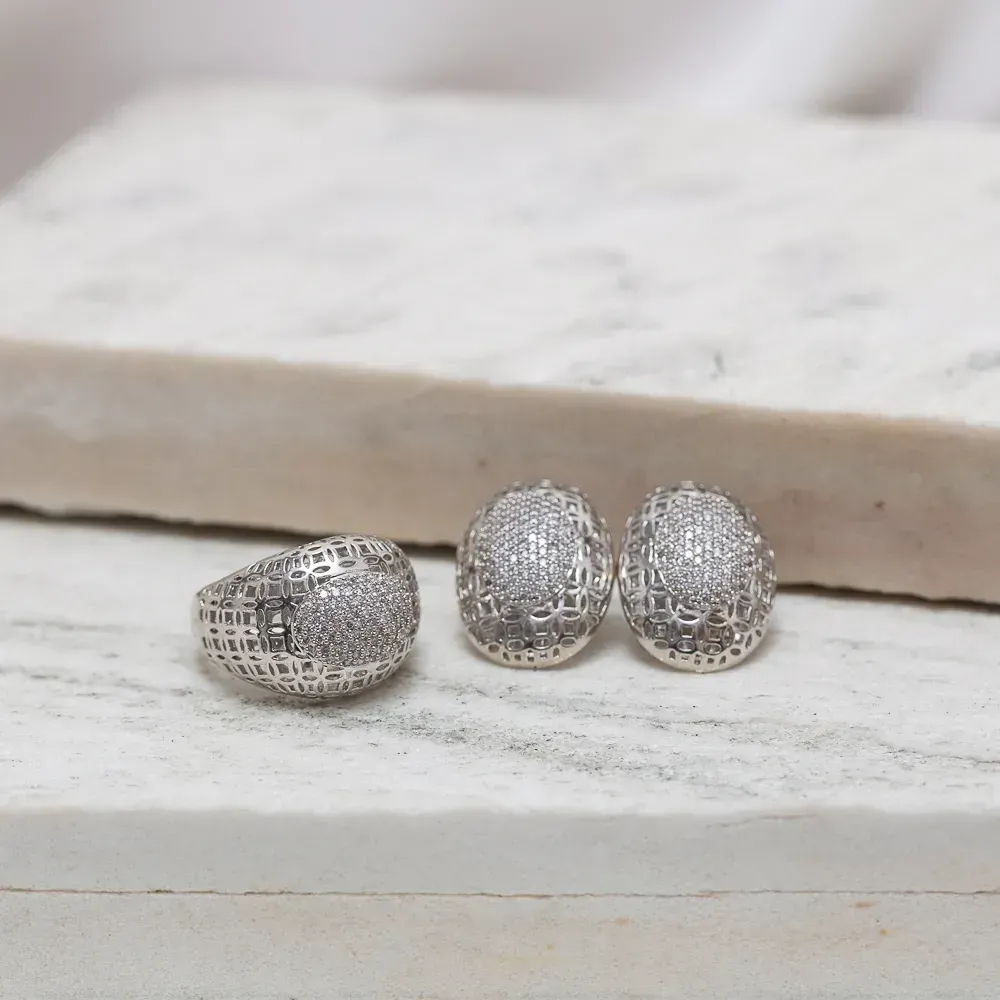 CONJUNTO ANEL E BRINCO CRAVEJADO COM ZIRCÔNIAS BANHO RÓDIO BRANCO