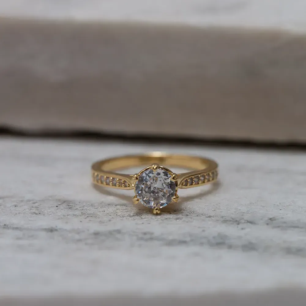 ANEL SOLITÁRIO COM ZIRCÔNIAS BANHO OURO 18K