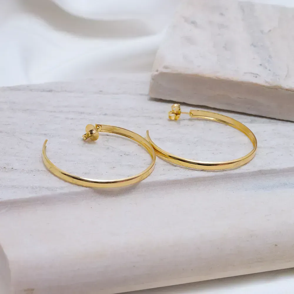 BRINCO ARGOLA CHAPA LISA BANHO OURO 18K